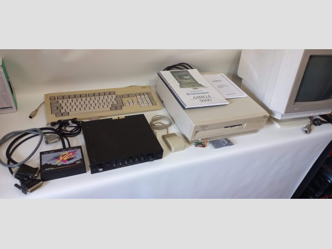 Commodore Amiga 3000 con Monitor, Teclado, Ratón.